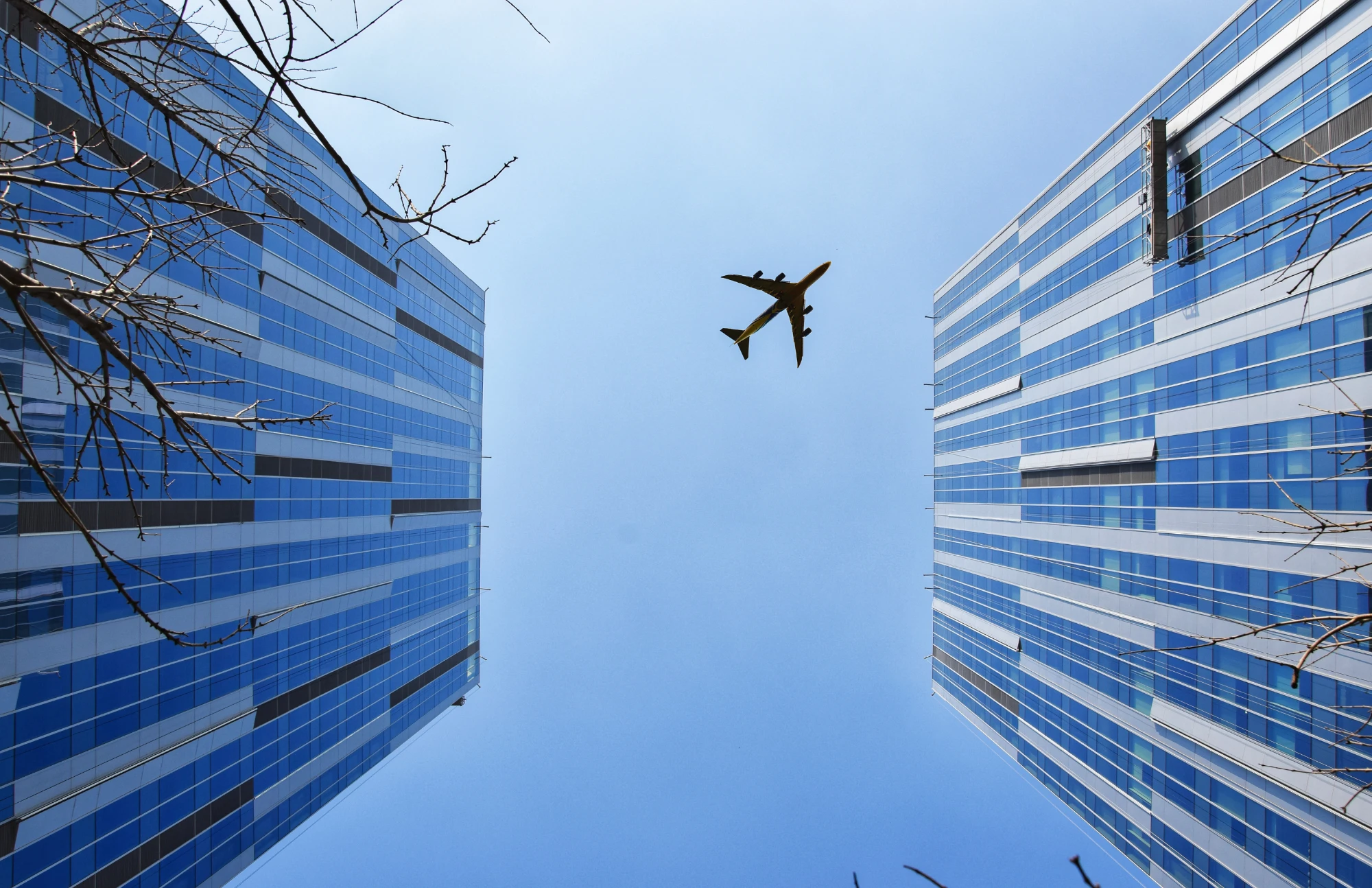 Avión sobrevolando edificios corporativos